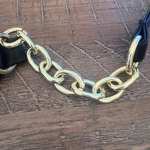 Cmahes & Kaxiu Quilted Black Crossbody Bag with Gold Details - Picture 4 of 10